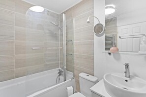 Hair dryer, towels, soap, toilet paper - Modern Beckton Home • Parking • Close to DLR, Excel Centre and City Airport (London)