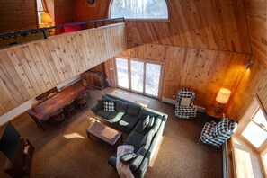 Älytelevisio, takka, pöytäjalkapallopöytä, stereot