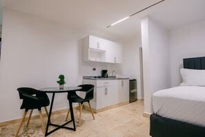 1 habitación, tabla de planchar con plancha, wifi gratis y ropa de cama 