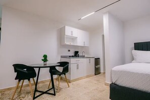 1 habitación, tabla de planchar con plancha, wifi gratis y ropa de cama 