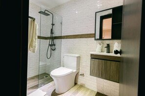 Regadera, toallas, jabón, shampoo 