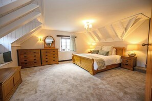 5 bedrooms, desk, iron/ironing board, travel cot