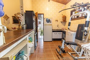Refrigerador, microondas, horno y utensilios de cocina 