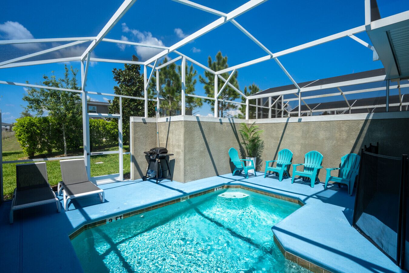 Ein Poolbereich mit Überdachung, Liegestühlen und Grill.