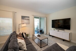 TV - Spacious 5BR Villa Heated Pool Minutes to Disney (Kissimmee)