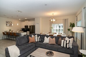 TV - Spacious 5BR Villa Heated Pool Minutes to Disney (Kissimmee)