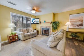 TV, offices - New 1BR, Kingston Plantation 11 acre Lake,Location (Myrtle Beach)