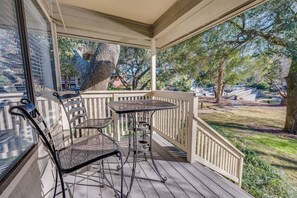 Outdoor dining - New 1BR, Kingston Plantation 11 acre Lake,Location (Myrtle Beach)