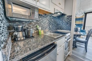 Fridge, microwave, oven, stovetop - Great Direct Oceanfront View,Low Floor,Heated Pool (Myrtle Beach)