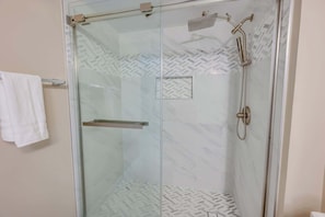 Douche, sèche-cheveux, shampoing