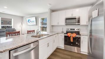 KylskÄp, mikrovÄgsugn, ugn och spishÀll