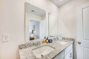 Douche, sèche-cheveux, shampoing