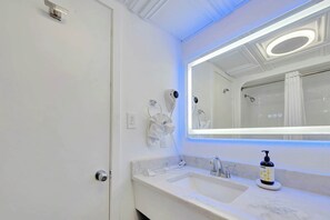Shower, hair dryer, shampoo - New Direct Oceanfront Studio, 6th Floor, Sandcastle South! (Myrtle Beach)