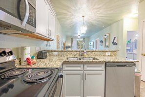 Een koelkast, een microgolfoven, een oven, een kookplaat