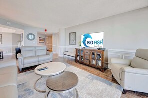 TV, offices - 2BR Remodeled Oceanview in Private Maisons Sur Mer (Myrtle Beach)