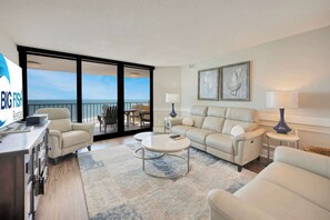 TV, offices - 2BR Remodeled Oceanview in Private Maisons Sur Mer (Myrtle Beach)