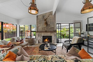 TV, fireplace - The One - Kinloch (Kinloch)