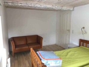 2 bedrooms, iron/ironing board, free WiFi