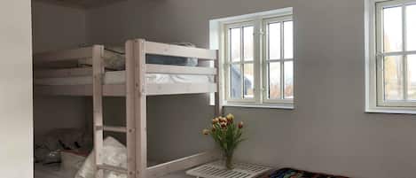 2 bedrooms, iron/ironing board, free WiFi