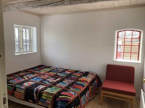 2 bedrooms, iron/ironing board, free WiFi