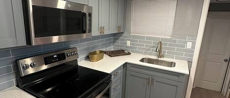 Refrigerador, microondas, horno y parrilla de estufa