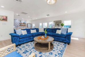 TV, offices - Dream Weaver  Pool Sleeps 10 Near Beach (Port Aransas)