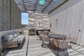 Outdoor dining - Makare Studio | Rooftop Pool + Steps to Beach (Bucerías)