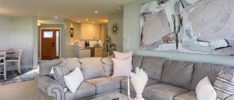 TV connectée, cheminée, jeux vidéo, livres