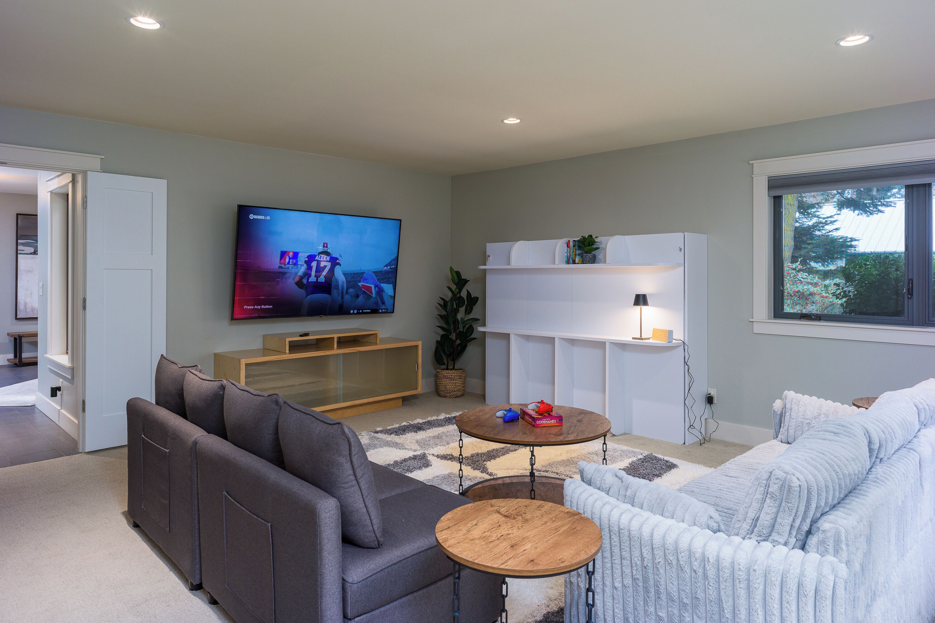 Smart-TV, Kamin, Videospiele, Bücher