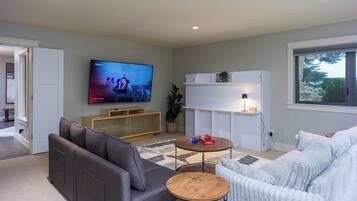 Smart-TV, Kamin, Videospiele, Bücher