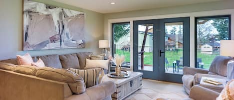 Una Smart TV, una chimenea, videojuegos, libros