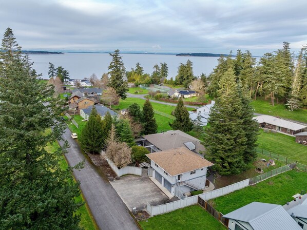 A residential area with houses, a road, and a body of water in the background. - Family Home w/ Kayaks, Hot Tub, Beach Access & Pickleball (Eastsound)