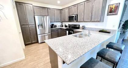 Cozy house w/ hot tub-pool close to national parks