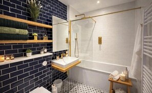 Shower, hair dryer, towels, soap - Canary wharf iconic London skyline view (London)