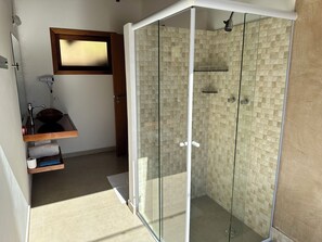 Villa superior, vista al valle | Baño | Tina con regadera, amenidades de baño gratuitas, secadora de cabello 