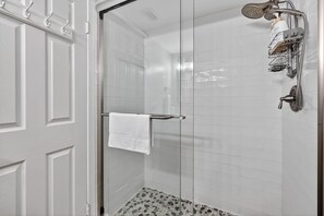 Hair dryer, towels, soap, shampoo - Jupiter Beach Resort Sleeps 6 Heated Pool (Jupiter)