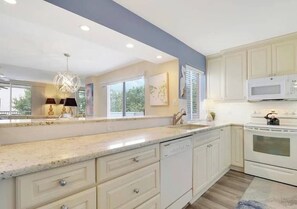 ثلاجة، ميكروويف، فرن، موقد طهي مسطح