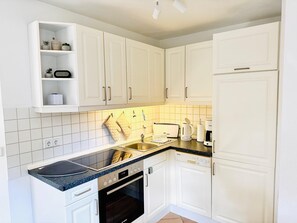 Private kitchen - Villa Kurpark vacation apartment, 2 adults + 2 children, 50m², terrace, directly in Bad Saarow (Bad Saarow)