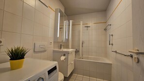 Bathroom - Vacation apartment by the lake, sleeps 2, 65 m², conservatory, direct lake view (Bad Saarow)