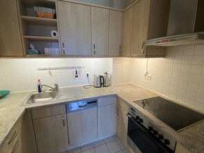 Frigorífico y placa de cocina
