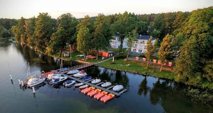 Charming apartment in Bad Saarow Castle Park, balcony with lake view, sleeps 4, fireplace, 1st floor