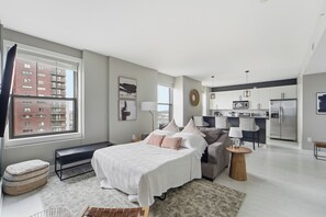 1 Schlafzimmer, Schreibtisch, Bügeleisen/Bügelbrett, Reisekinderbett