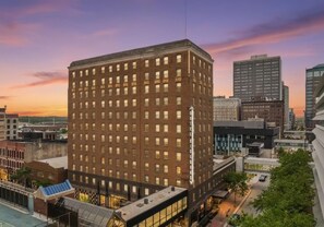 Exterior - Skyline Lounge - Views, Gym, Sauna, & Free Parking (Des Moines)