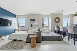 1 bedroom, desk, iron/ironing board, travel cot - Skyline Lounge - Views, Gym, Sauna, & Free Parking (Des Moines)
