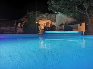 Una piscina al aire libre de temporada