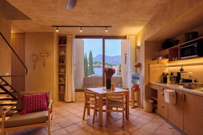 A kitchen with a dining table, chairs, and a view of the outdoors. - Casona Xochimilco - Xochimilco (Oaxaca de Juárez)