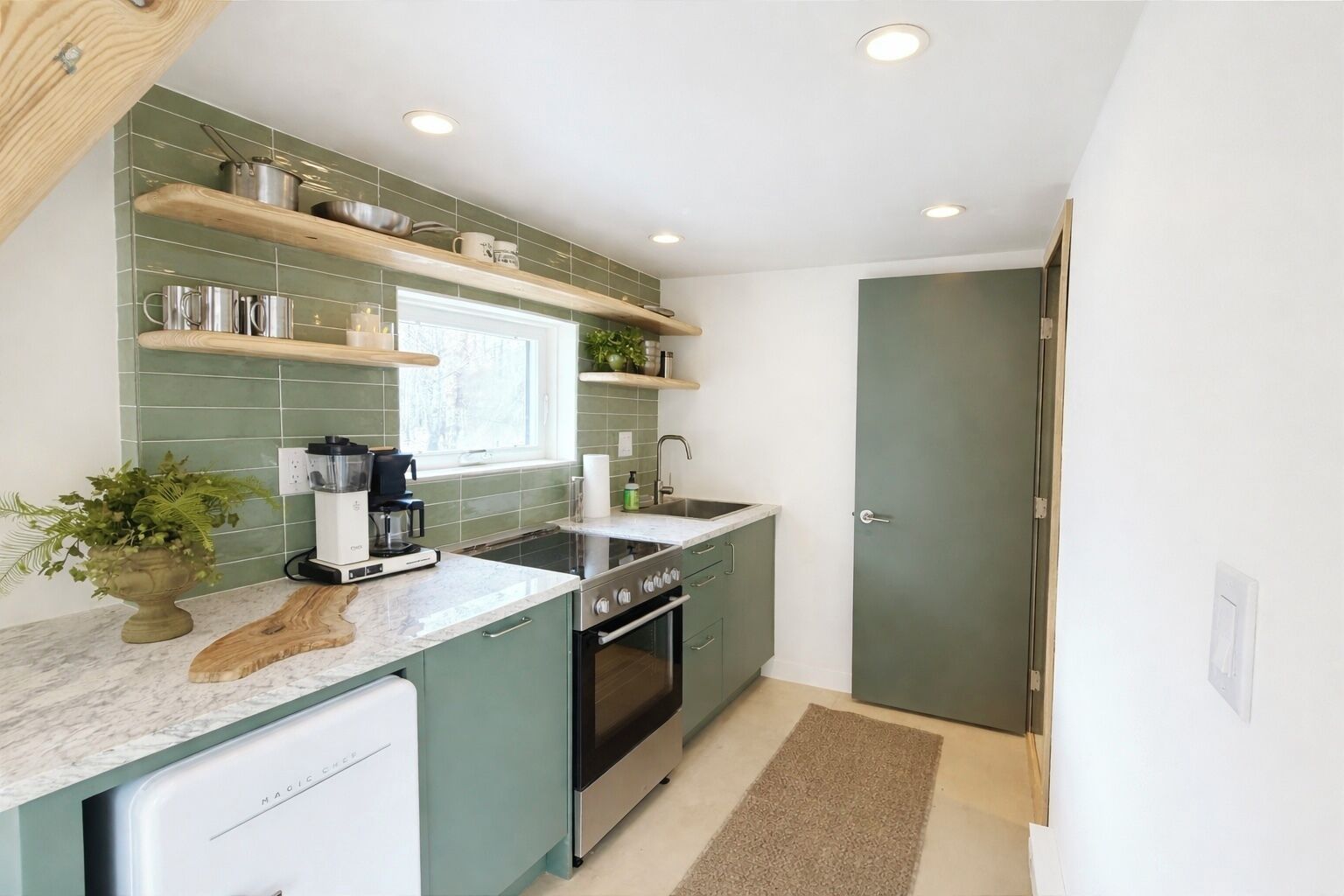 Four, plaque de cuisson, lave-vaisselle, cafetière/bouilloire