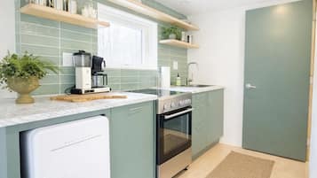 Ofen, Herdplatte, Geschirrspüler, Wasserkocher mit Kaffee-/Teezubehör