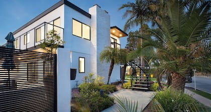 Seal Beach Escape by Avantstay Modern Home + Fireplace Prvte Courtyard + Walk to Beach + Dining