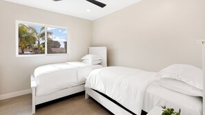 Interior - Seal Beach Escape by Avantstay Modern Home + Fireplace Prvte Courtyard + Walk to Beach + Dining (Seal Beach)